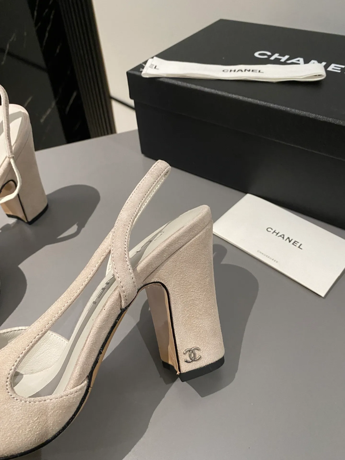 👟👟Ex-factory price 520👟👟 Purchase grade, high-heeled version, Chanel classic slingback sandals. We have been making this model for the past few years. This year, we will re-purchase the version and make a detailed copy again. I found that the upper lines and body comfort of the new version have been slightly adjusted! The brand won't say anything because the overall appearance difference is not big and it doesn't affect wearing. All colors now produced are produced according to the latest styles! What you buy is the latest classic model from the counter, made of imported mixed sheepskin surface material, imported mixed sheepskin, and Italian imported cowhide leather soles! High heels 9.5cm Size: 35-39 Other sizes can be customized (customized sizes 34, 40, 41, 42, 43 are non-refundable and non-exchangeable)